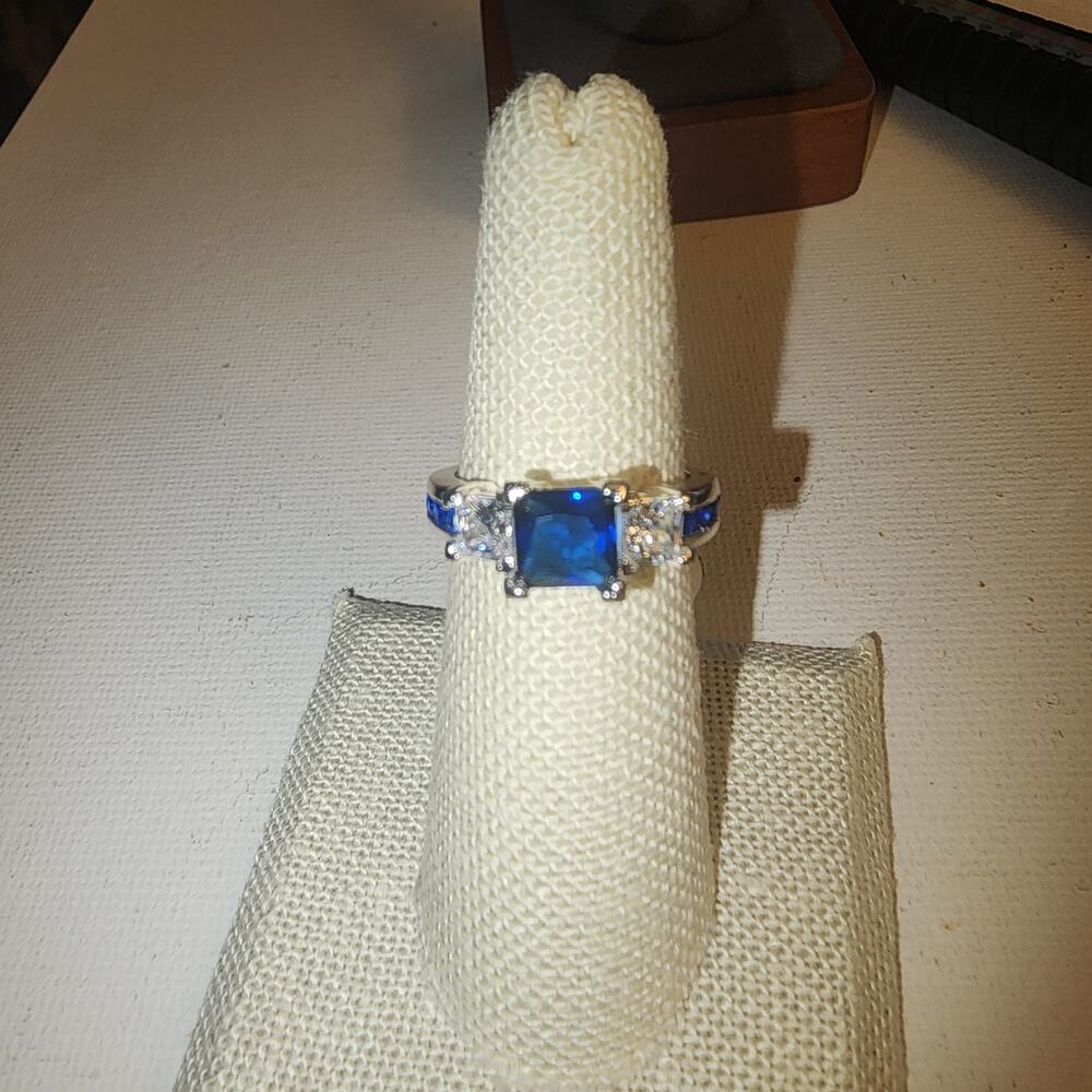 925 STERLING SILVER SZ 6 BLUE SAPPHIRE COLOR STONE WHITE STONES ORNATE RING